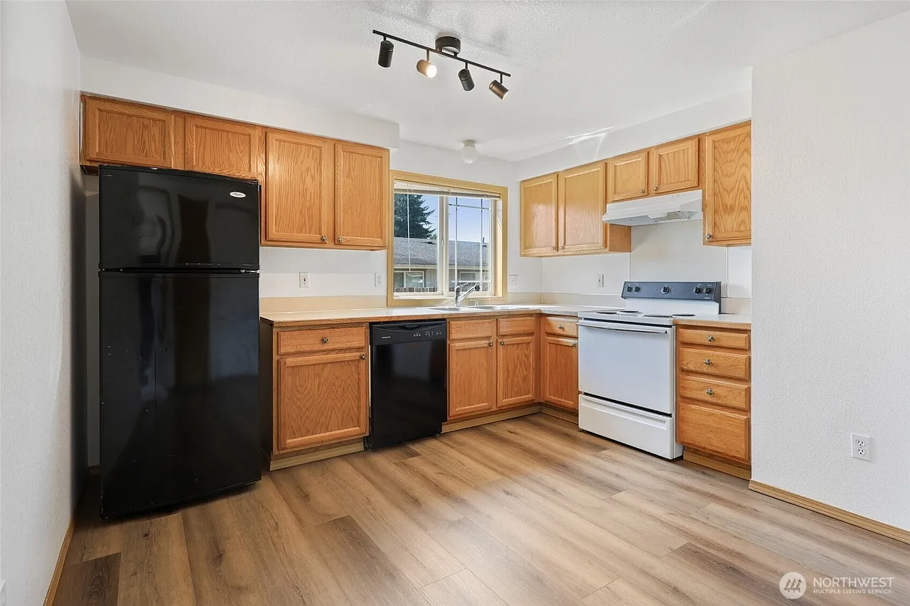2 bed, 863 sqft, $1,700 — Photo 2
