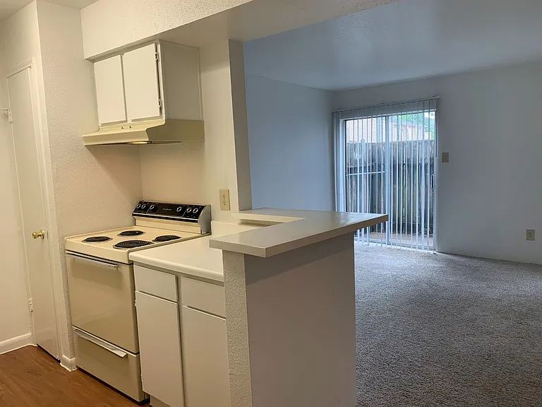 Emerald Cove Apartments — Photo 35