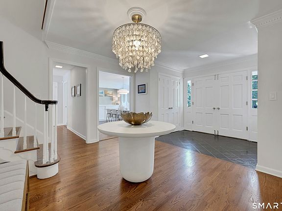 3rd image of 6 Stoneleigh Square