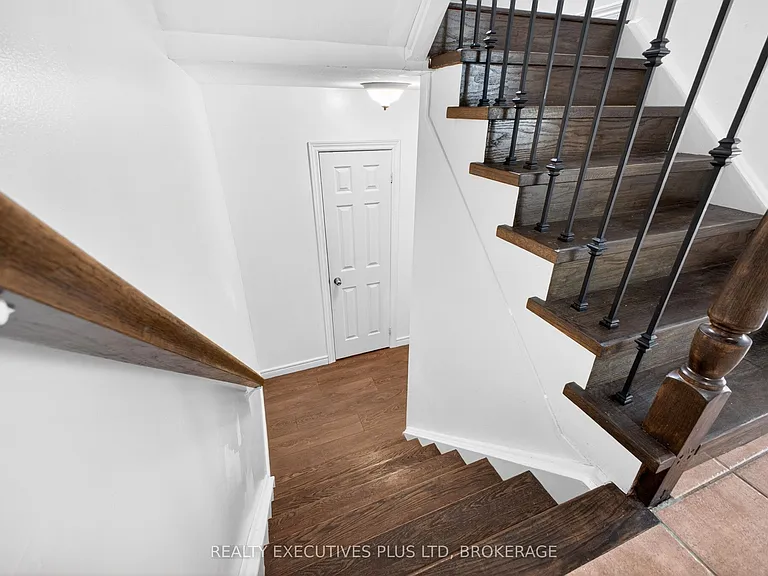 389 Wright Cres — Photo 29