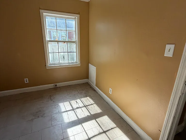 2140 Henry Ave — Photo 3