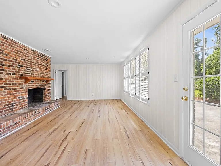 2421 Westwood Dr — Photo 8