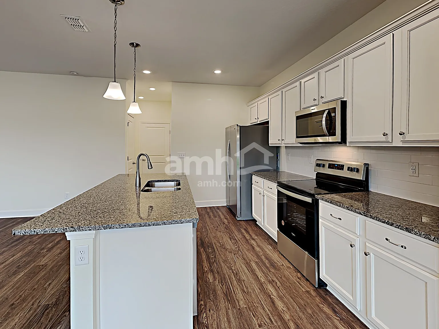 4 bed, 2.5 bath, 1977 sqft, $2,200 — Photo 3
