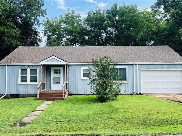 206 S 5th St, Louisburg, KS 66053