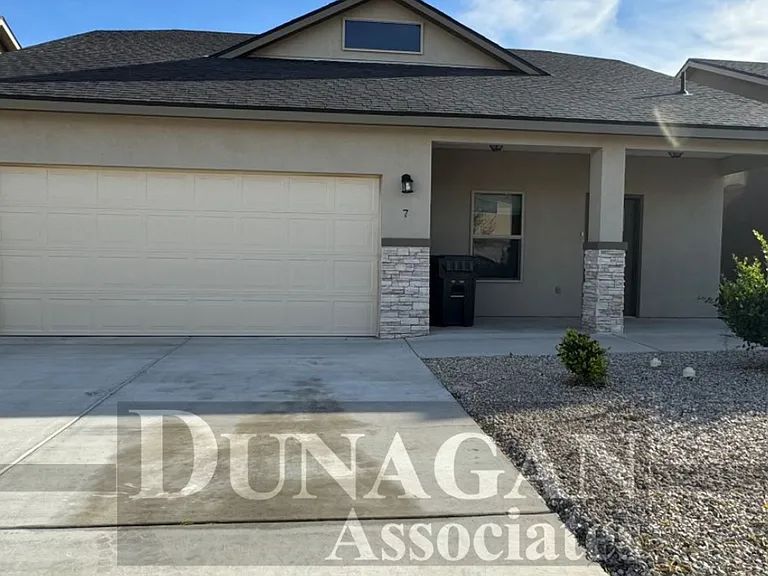 7 Averi Loop — Photo 1