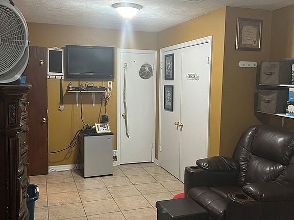 5th image of 10 S Circle Dr