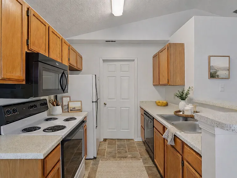 Broadway Village Apartments — Photo 7