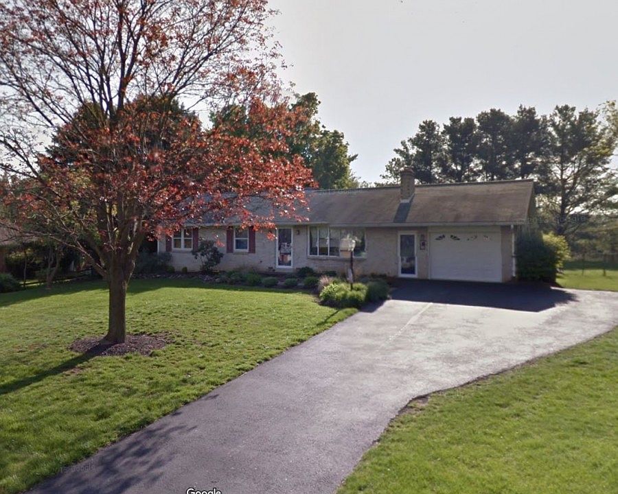 2nd image of 221 Maple Ln