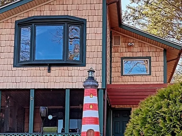 98 Westwood Dr, Sturbridge, MA 01566