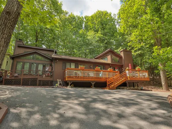 2114 Lansdale Dr, East Stroudsburg, PA 18301