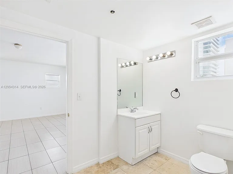 425 NE 30th St #604 — Photo 19
