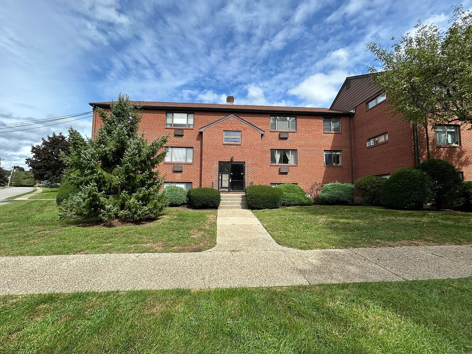 2 bed, 2.0 bath, 775 sqft, $2,483 — Photo 2