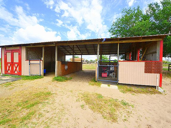 4 Stall Barn w/Hay & Tack Rm