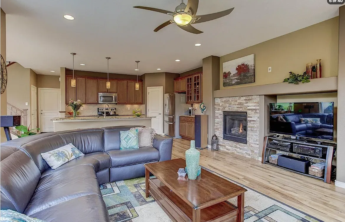 3 bed, 2.5 bath, 2755 sqft, $2,950 — Photo 2