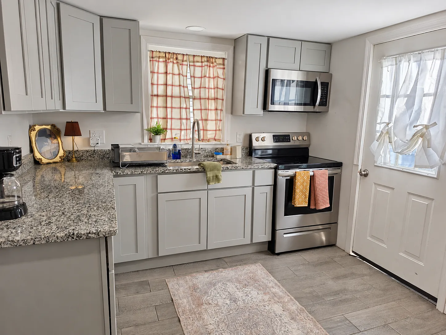 2 bed, 1.5 bath, 1400 sqft, $1,800 — Photo 3