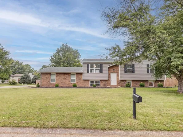 339 Saint Anthony Dr, Godfrey, IL 62035