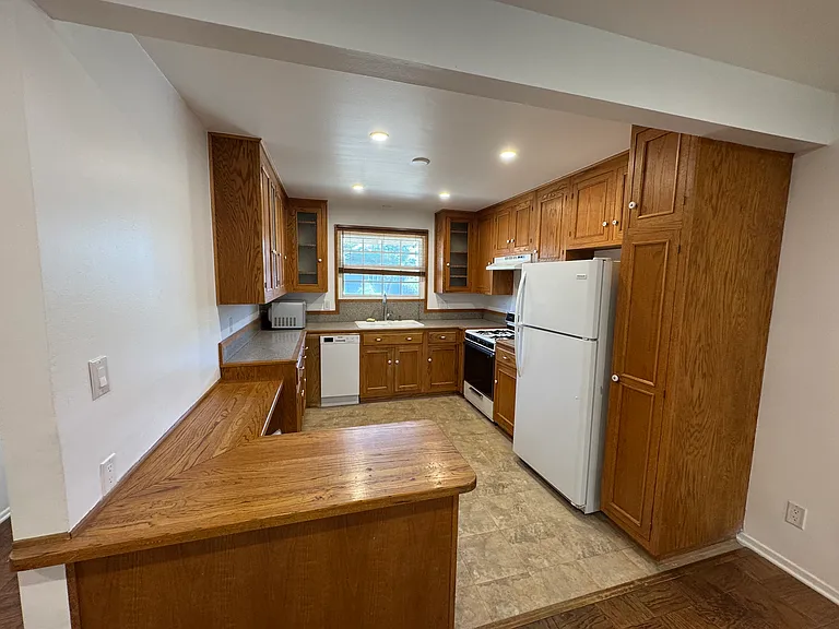 15901 Community St — Photo 15