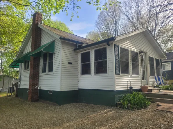 1193 Lakeview Dr, Brooklyn, MI 49230