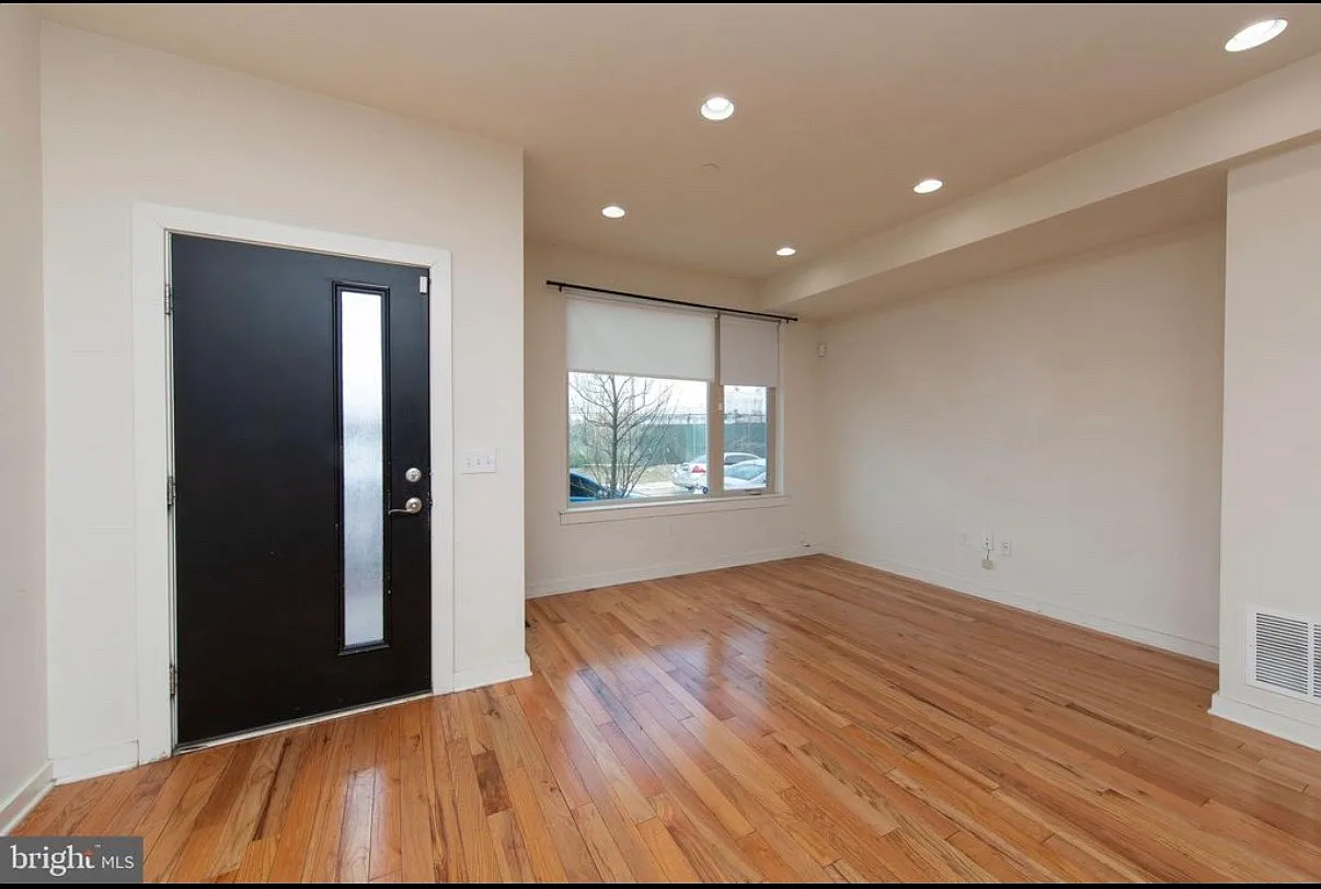 3 bed, 2371 sqft, $3,100 — Photo 2