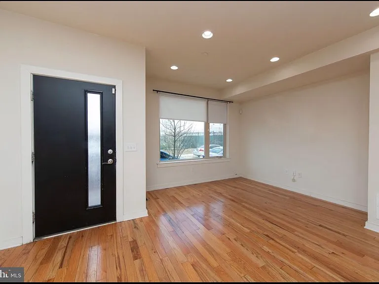 2663 Amber St — Photo 3