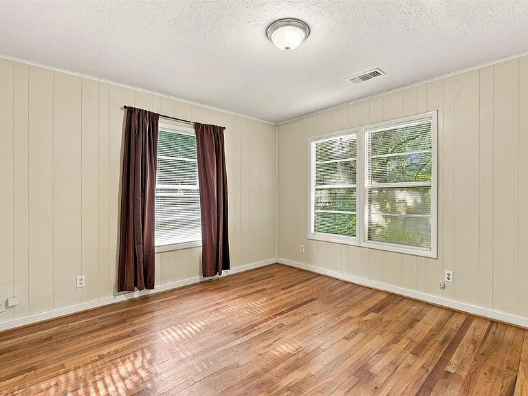 1914 Oaklawn Dr — Photo 18