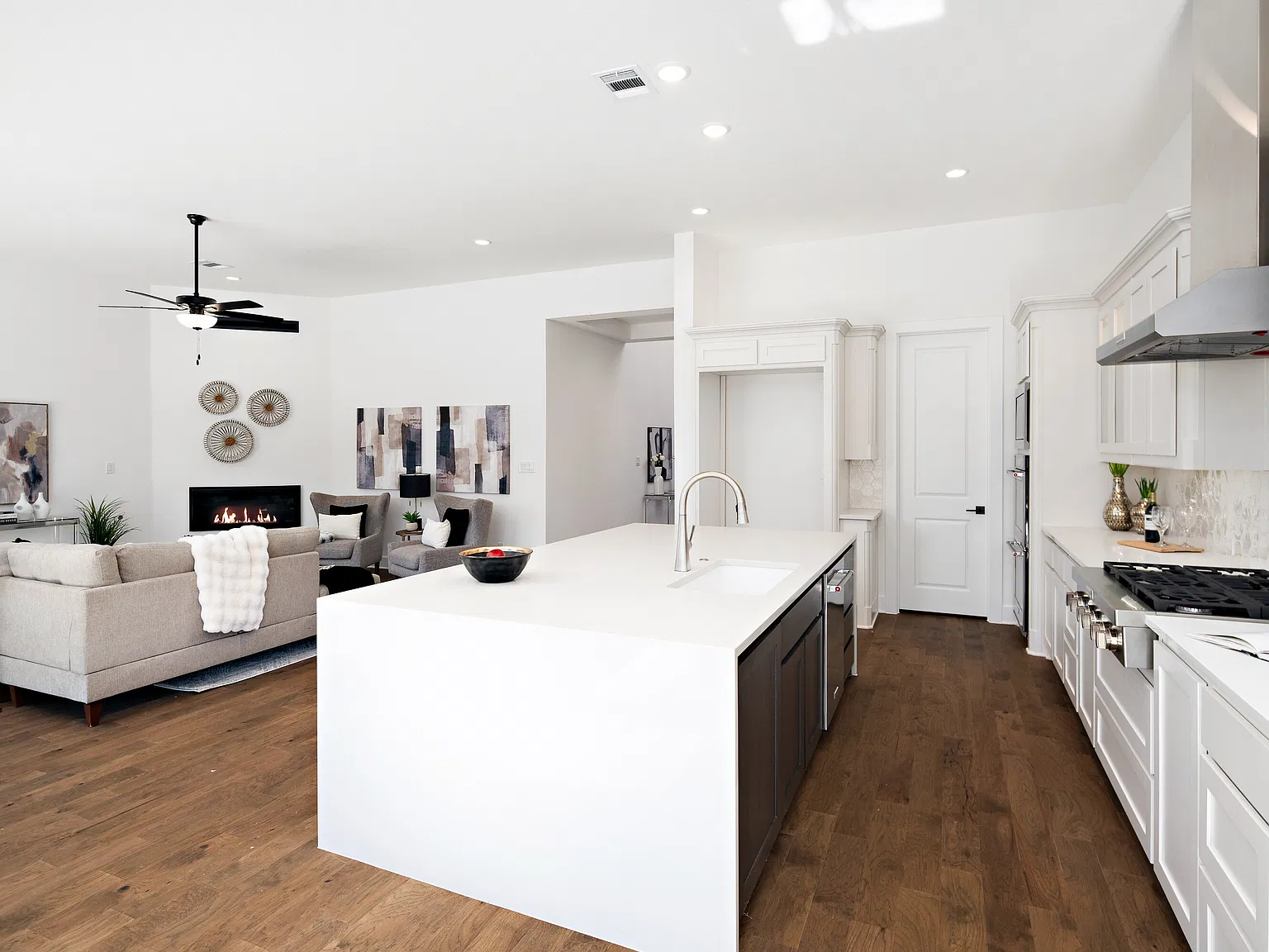 4 bed, 4.5 bath, 4220 sqft, $8,500 — Photo 4