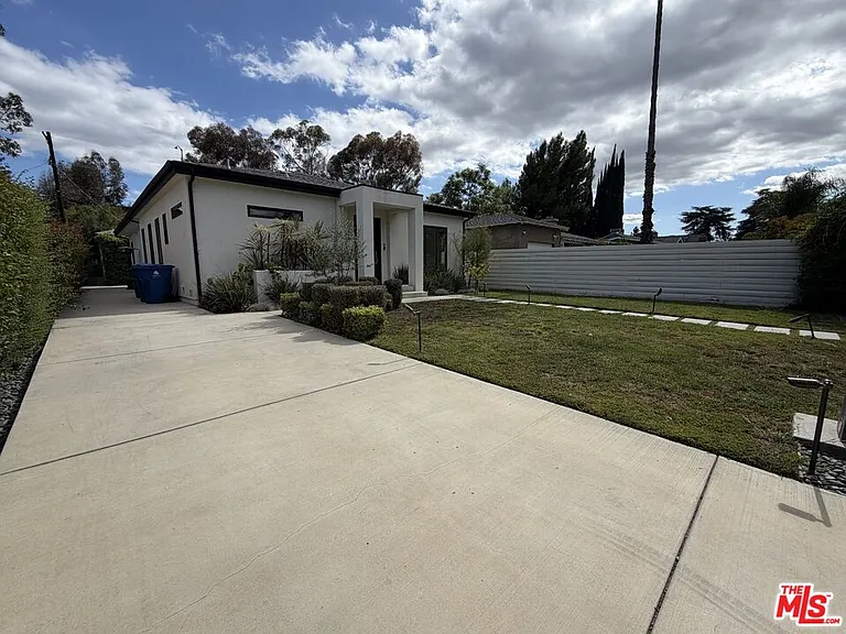 15122 Morrison St — Photo 5