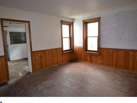 5th image of 210 Charles St