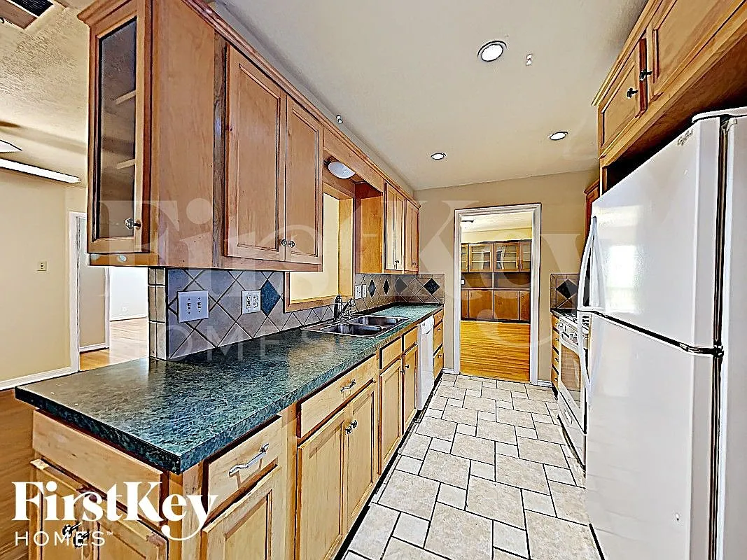 4 bed, 2.0 bath, 2096 sqft, $2,945 — Photo 4