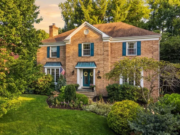 514 Hollydale Dr, Bethel Park, PA 15102
