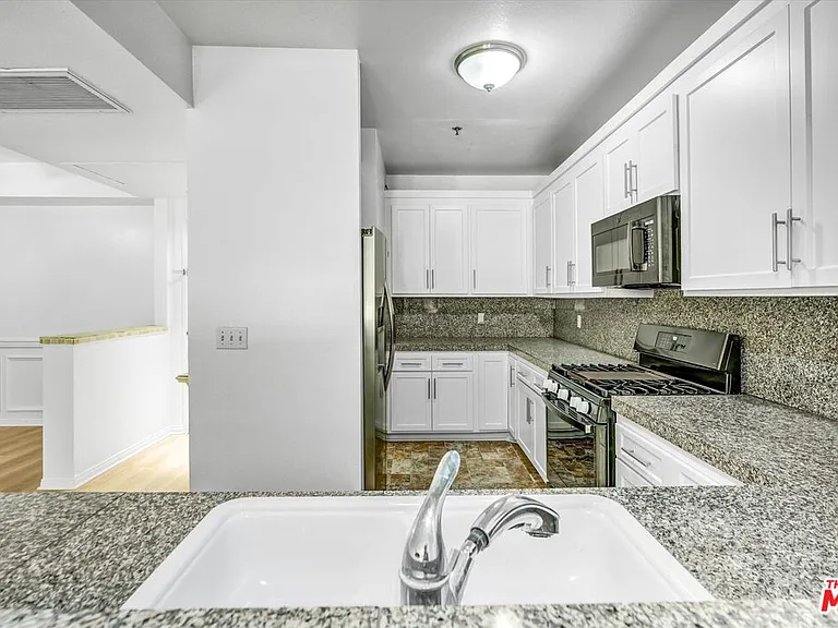 2222 N Beachwood Dr #302 — Photo 20