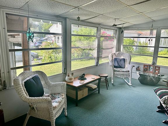 4th image of 75 Maplewood Dr