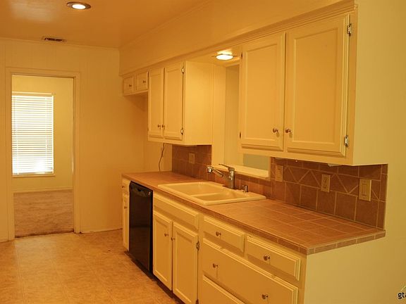 3rd image of 1802 Yosemite Dr