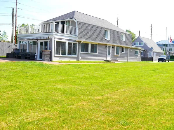 1704 Cass Lake Front Rd, Keego Harbor, MI 48320