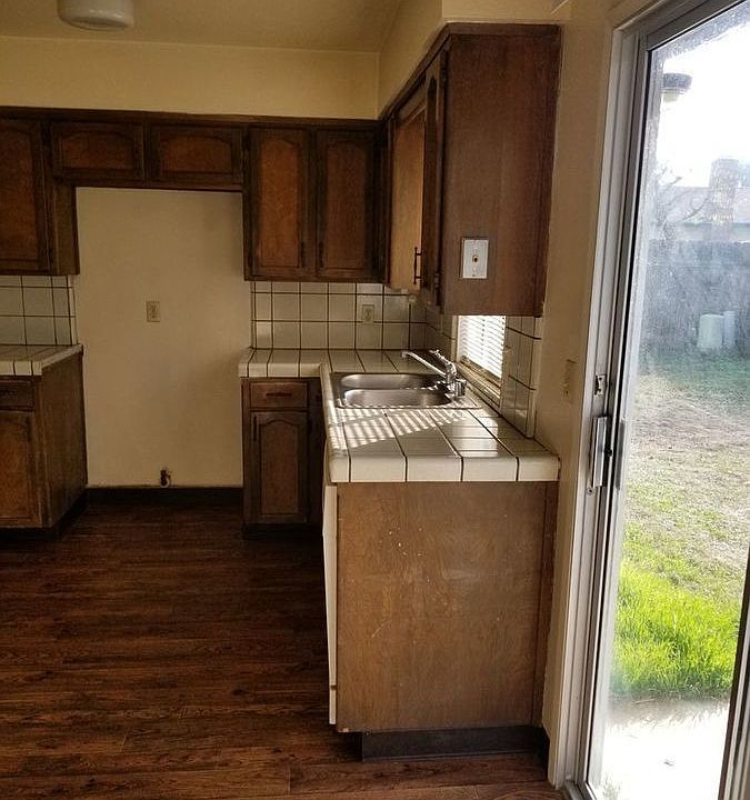 2nd image of 162 Mathew St