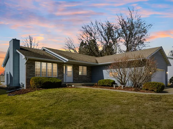 929 Barnett Dr, Cedar Falls, IA 50613