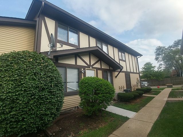 1st image of 2S779 Winchester Cir E #3