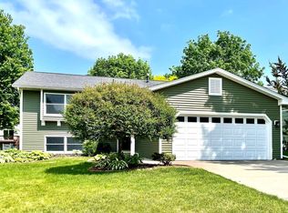 4296 Eagle Crest Dr, Eagan, MN 55122