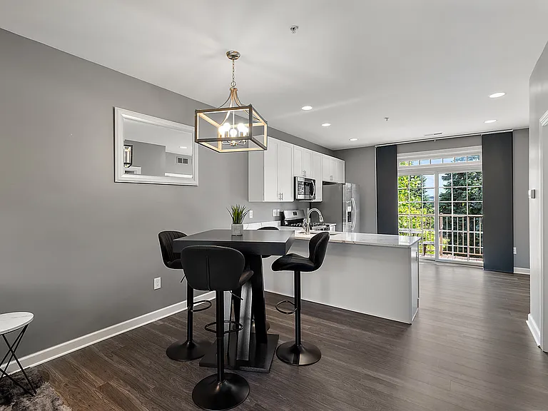 527 Lewis St — Photo 10