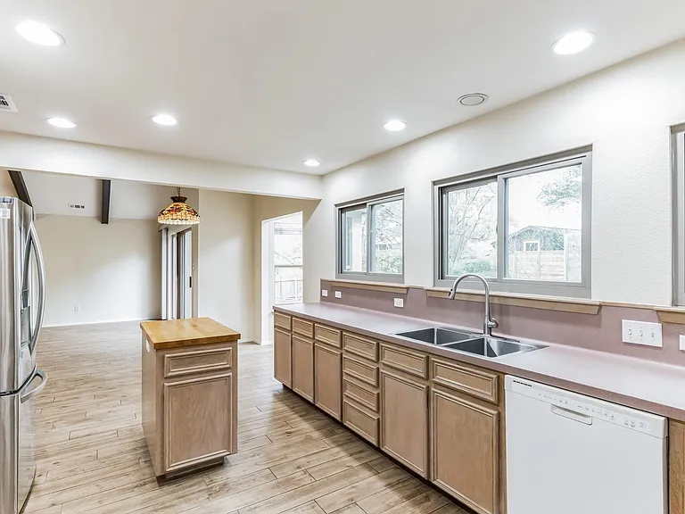 2203 Farnswood Cir — Photo 12