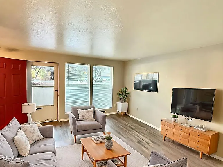 Boulder Manor — Photo 1