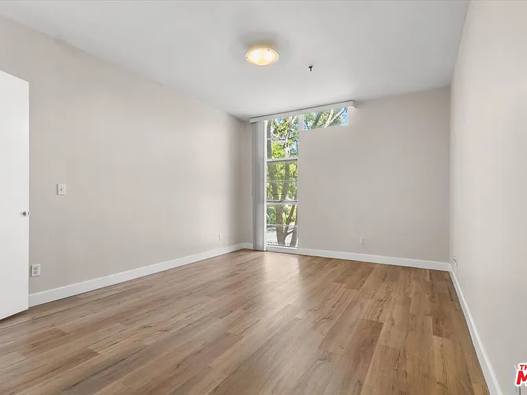 5350 White Oak Ave #209 — Photo 12
