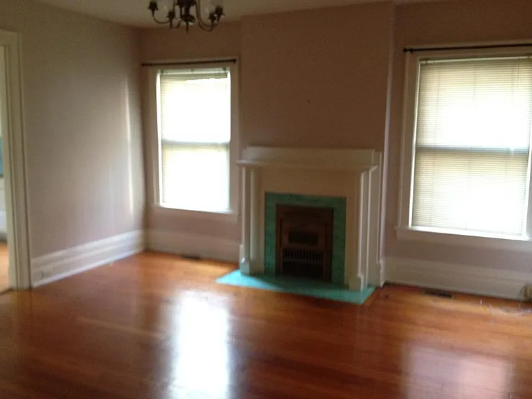 Central room (dining or living)