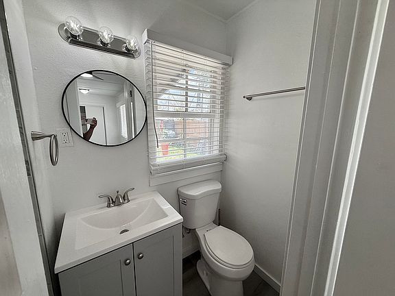 5th image of 1015 S Ash Ave #2