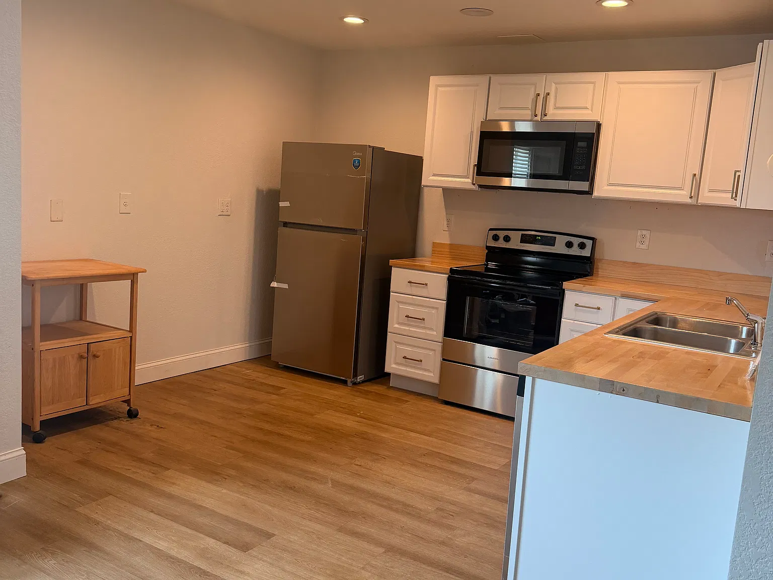 1 bed, 900 sqft, $2,300 — Photo 2