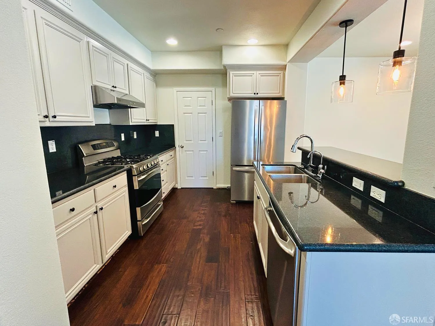 3 bed, 2.0 bath, 1359 sqft, $4,295 — Photo 4