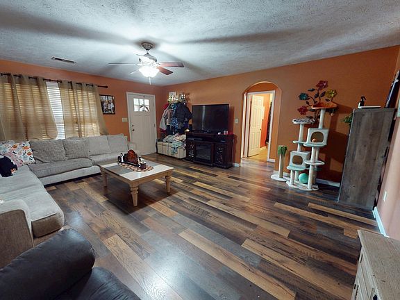 3rd image of 818 Granite Dr