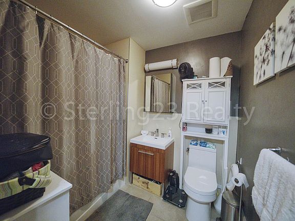 3rd image of 2550 Crescent St APT 2A