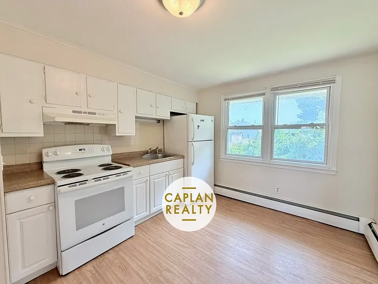 37 Bowen St #D — Photo 8