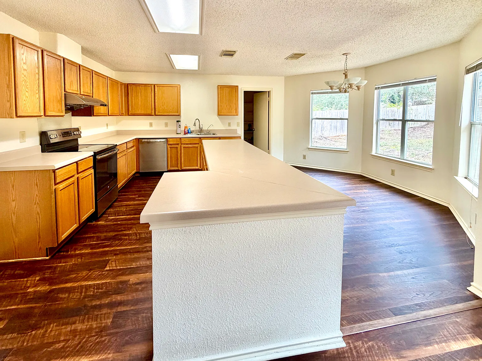 4 bed, 2.5 bath, 2571 sqft, $2,015 — Photo 4